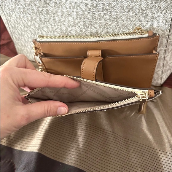 Michael Kors Signature Voyager East West Tote - Picture 4 of 11